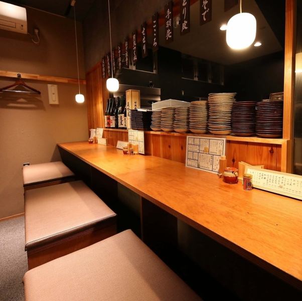 There are counter seats where you can watch the yakitori being grilled, and table seats perfect for dining with family and friends.Our stylish yet calming restaurant can be used for a variety of occasions, including solo travelers, dates, and gatherings with close friends.