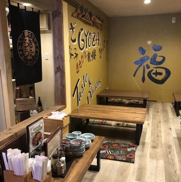 落ち着きのある空間は、アットホーム・昔ながらの居酒屋を演出。キンキンのハイボールで仲間と乾杯！