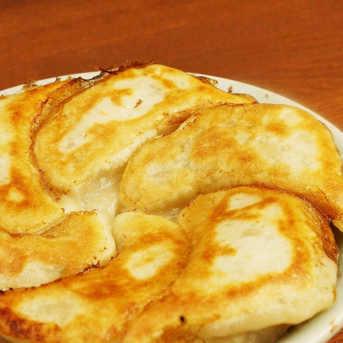 こだわりの詰まった【きたろう餃子】はもちもちでジューシー♪