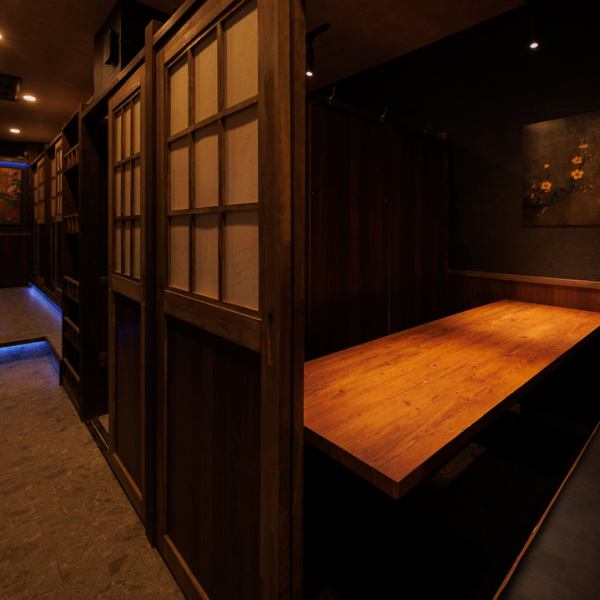 扉付き個室で気兼ねなくゆったり宴会！周りを気にせず会話と料理を楽しめる多彩な個室席を完備！少人数の飲み会からグループ宴会まで使いやすく、落ち着いた雰囲気の中、ゆったりくつろげます！
