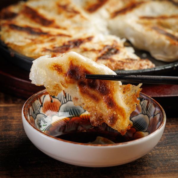 熱々鉄鍋で！肉汁あふれる名物鉄鍋餃子