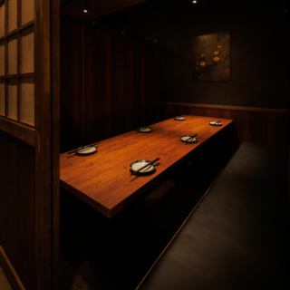 少人数の宴会にも最適！ゆったり座れるシート＆広めテーブルで、宴会・飲み会・女子会・誕生日にもおすすめです！会話が弾む距離感と居心地の良さにこだわった空間で、各種宴会をお楽しみください！