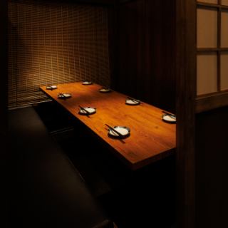 少人数の宴会にも最適！すだれが和の趣きを添え、周囲を気にせず過ごせるプライベート感を演出！少人数宴会や接待、会食にも使いやすいレイアウトで、ゆったりくつろげるこだわりの個室空間です！