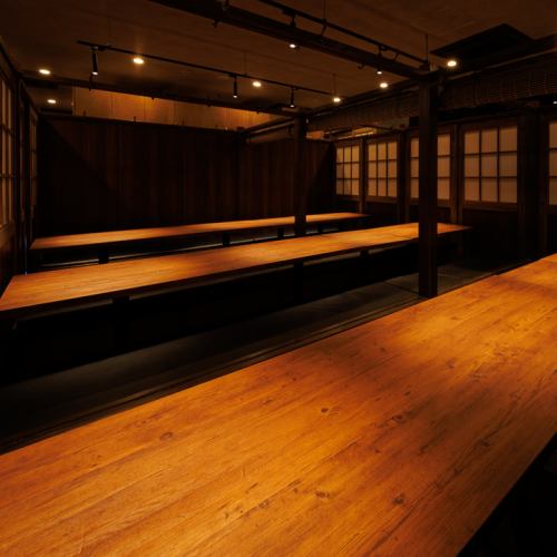 大人数の宴会にも最適！団体利用でも一体感を保てるレイアウト！会社宴会・歓送迎会・同窓会・結婚式の二次会など大人数にも対応し、周囲を気にせずゆったりくつろげる貸切感覚の空間です！