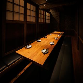 足を伸ばしてゆったり宴会！掘りごたつ席で長時間でも快適！ロングテーブルでみんなの顔も見やすく、会話も盛り上がります！会社宴会・歓送迎会・打ち上げにも最適！周りを気にせず楽しめます！