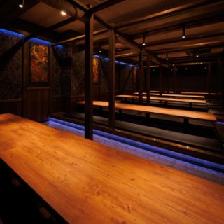 足を伸ばしてゆったり宴会！50名様以上の宴会が可能な広々空間！靴を脱いで足をラクにできるので、大人数でも最後までゆったり過ごせます！会社宴会・歓送迎会・結婚式の二次会にもピッタリです！