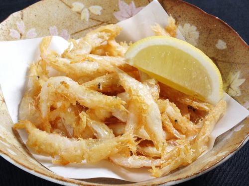 Deep-fried white shrimp