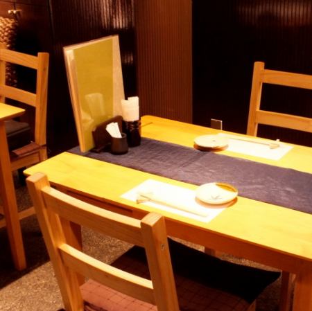 【2名テーブル席】和を基調とした内装はが当店のこだわり。大切な方とご飲食されるのに、おすすめです。