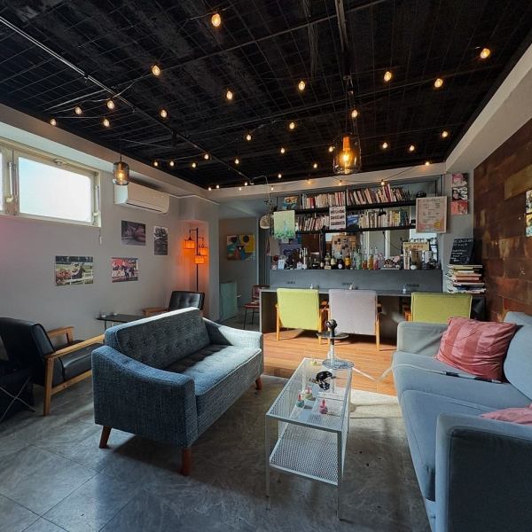 店内BGMはその日のスタッフがセレクト。高円寺ならではの雰囲気と、落ち着いた居心地のよい空間をお楽しみください。