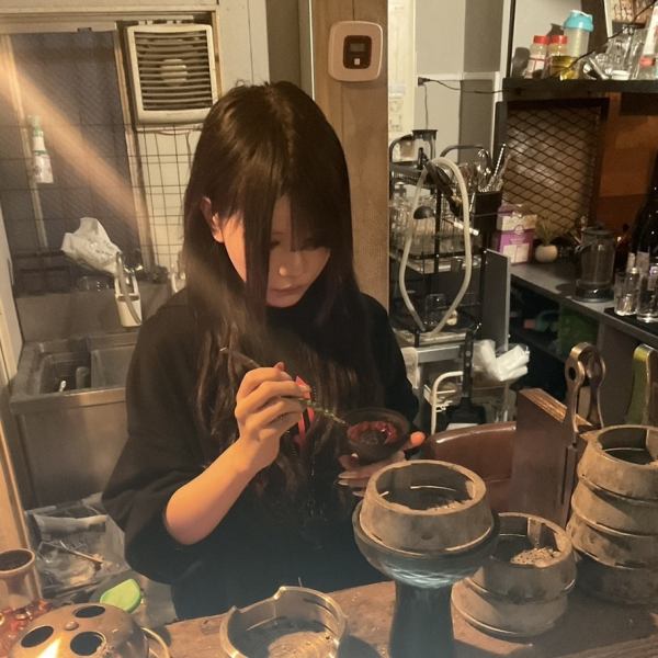 個性豊かな新人スタッフも活躍中。お昼から早朝まで、高円寺らしい賑やかでほんわかとした空気をお楽しみください。