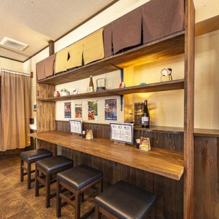 We have a total of six seats at the counter, which is easy for one person to use.It's perfect for a quick meal and drink after work, a date, or a meal with your spouse.