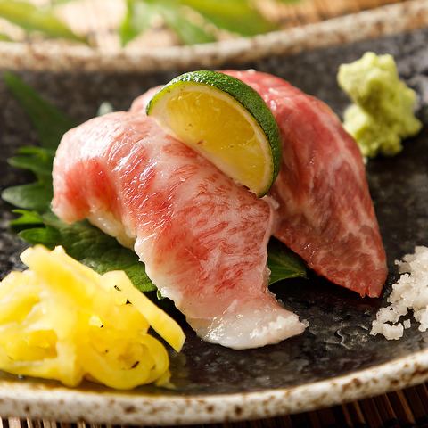 토로케 고기가 유명한 저희 가게의 자랑의 【고기 스시】의 여러가지! 흑모 와규와 돼지까지 고기 이자카야의 진심의 일품을 먹어라!