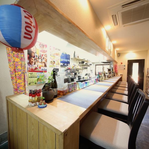 【お一人様からOK!カウンター席】沖縄の雰囲気を一番に味わえる特等席◎お仕事帰りにふらっと気軽に立ち寄れるお店です。沖縄の美味しい料理とお飲み物を楽しんで、リラックスしながら至福のひとときをお過ごしください。