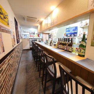 お一人様大歓迎のカウンター席◎沖縄の雰囲気を一番味わえるお席となっております。気軽にお食事を楽しみたい方にぴったりです。