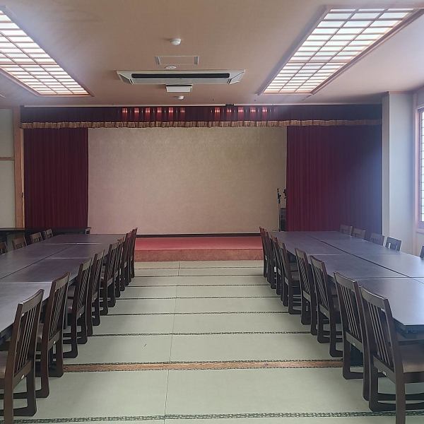 2階には最大170名様までご対応可能な大広間をご用意！会社宴会や慶事、法事など大人数でのお集まりに最適です◎人数のご相談も承っておりますので、中規模～大型宴会にもぜひ当店をご利用くださいませ。