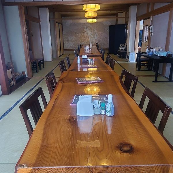 1階にはお履き物を脱いでおくつろぎいただけるお座敷席をご用意し、和やかな空間が広がっております。ご家族や友人との会食、ちょっとしたお集まりにも◎お気軽にお立ち寄りいただける居心地のよさが魅力です！