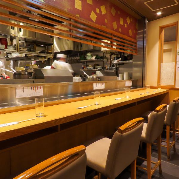 [Counter seats] Perfect for after work or a casual date. Tempura is the pinnacle of Japanese cuisine, allowing you to taste the flavors of the season.You can enjoy the sounds and aromas of tempura being fried in the lively open kitchen with all your senses.