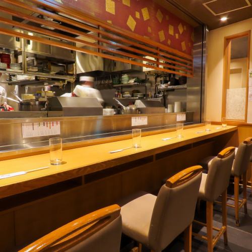 <p>[Counter seats] Perfect for after work or a casual date. Tempura is the pinnacle of Japanese cuisine, allowing you to taste the flavors of the season.You can enjoy the sounds and aromas of tempura being fried in the lively open kitchen with all your senses.</p>