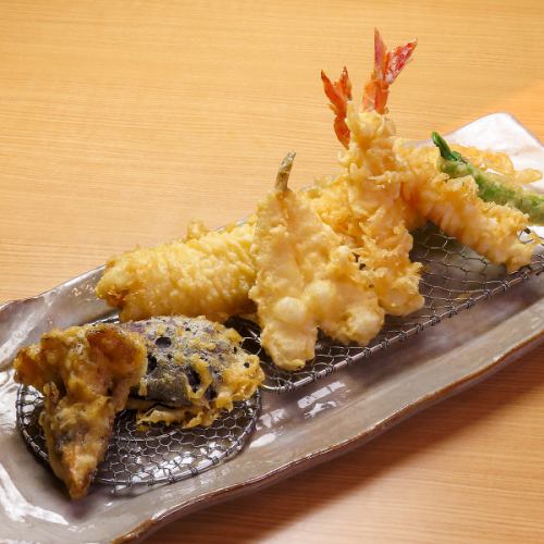 Freshly fried, crispy tempura is delicious! We offer a wide variety of tempura