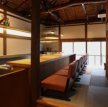【充実の設備で快適なひとときを】店内は全席で電子タバコの喫煙が可能となっており、愛煙家の方もゆったりとお寛ぎいただけます。また、無料Wi-Fiも完備しておりますので、少し早く着いてしまった際の待ち時間や、スマートフォンを見ながらの自分時間にも最適。思い思いのペースで夜のひとときをご堪能ください。