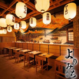 全席が木目調で統一されたテーブル席。江戸の風景画が印象的な和空間は、料理や会話を自然に引き立てます。2～6名様のご利用に適しており、デートや友人・家族での食事、軽い飲み会など幅広いシーンに対応。明るすぎない照明と木の温もりが居心地の良さを生み、焼き鳥や海鮮、日本酒を囲んで過ごすひとときにぴったりです。