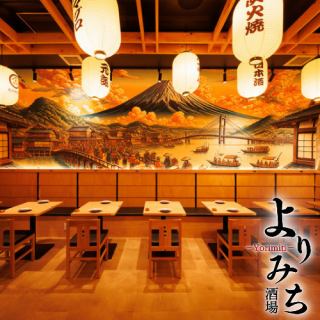 江戸の風景アートが目を引く和空間は、全席同じつくりのテーブル席で統一されています。2～6名様まで対応し、会社帰りの一杯や会食、女子会や友人との集まりなど幅広い用途にフィット。木の温もりと落ち着いた照明に包まれた空間で、日本酒・焼き鳥・海鮮をじっくり楽しめる雰囲気が魅力です。