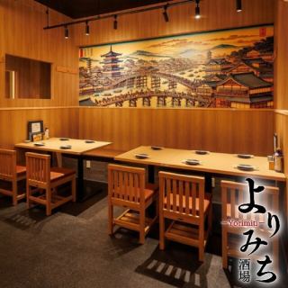 木の温もりあふれる和空間に、仕切り内に配置された統一型のテーブル席をご用意。周囲を気にせず、2～6名様での会話や食事をゆったりと楽しめます。江戸風のアートも目を引き、落ち着いた雰囲気の中で焼き鳥や海鮮、日本酒を味わえると好評。デートや飲み会、女子会など多彩なシーンに対応できます。