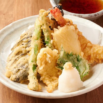 ■ 2小时畅饮“关胁套餐” 享用牡蛎火锅、鲍鱼天妇罗以及筑地新鲜直送的海鲜(共8道菜) 8,500日元 ⇒ 7,500日元