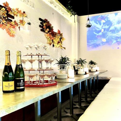 [Half-standing meal 70-80 people] The inside of the store is easy to use for any party such as birthday party, welcome and farewell party, off party, class reunion, circle, wedding party, Halloween, Christmas, etc.You can freely decorate and arrange tables and sofas ☆