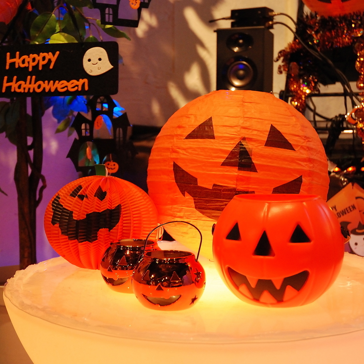 "Happy Halloween"의 장식과 빛나는 잭 오 랜턴 (시부야 피카리에의 할로윈 장식)