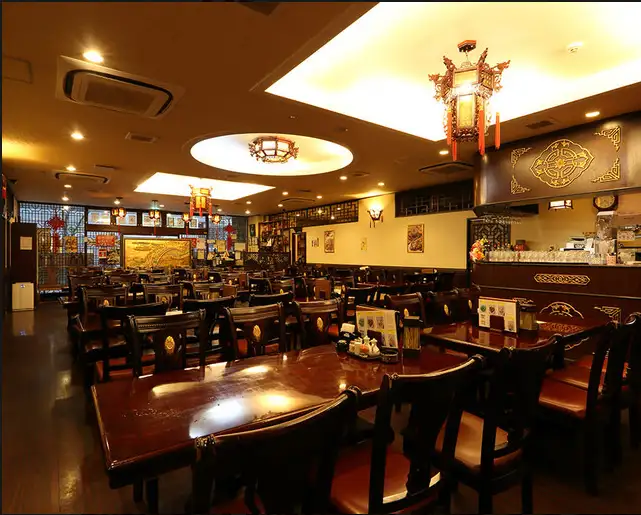 モダンで広々とした豪華な店内。貸切パーティーも可。