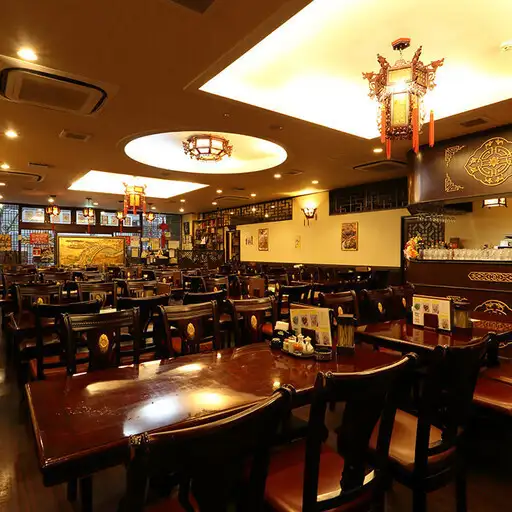 最大228名まで収容可能な広々店内は、大人数の宴会やパーティーに最適。100名や228名での貸切にも対応し、会社の大規模宴会やイベントに便利。円卓で会話が弾み、音響設備と広い空間を活かしたレイアウトで快適に過ごせます◎大規模パーティーにも柔軟に対応します。設備も充実しています。