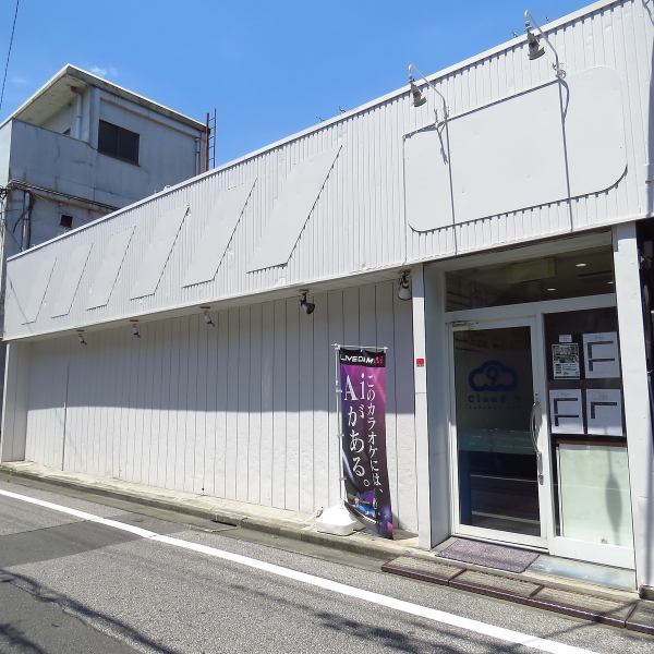 店内は清潔感があり、カラオケと居酒屋の要素を融合したスタイリッシュな空間◎アクセスも良好で、推し活や女子会に最適な立地です♪全室にDAMの最新機種を導入し、映像や音響のクオリティにこだわっています☆さらに、シャンパンや本格焼酎を楽しめるサービスで、特別な時間を演出します!