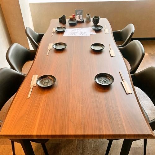 6名様掛けのテーブル席もございます。1卓のみとなりますのでご予約はお早めに！