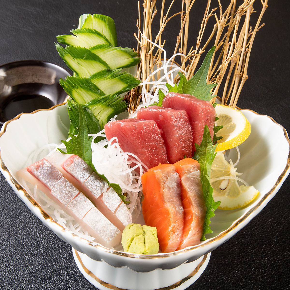 请用生鱼片和寿司享用新鲜捕获的鱼♪