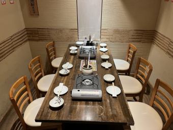 5～7名様までご利用可能な個室です。接待や大切なご会食にも最適な空間で、周囲を気にせずゆったりと会話とお食事を楽しめます。個室料として1人につき500円頂いております。
