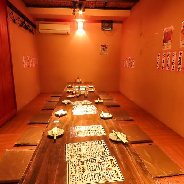 居心地の良さを大切にした温かみのある雰囲気が魅力の当店では、特に掘りごたつ席が人気です。プライベート感をしっかり保ちながらも、開放的な空間が広がっており、ゆったりとした時間を過ごせます。温かいおもてなしとともに、心地よいひとときをお楽しみいただけます。友人や家族との集まりにぜひご利用ください！