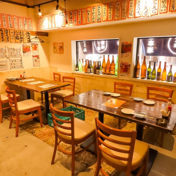 木の温もりが漂う、どこか懐かしく居心地の良い店内が魅力です。壁一面に広がる手書きのメニューや、様々な日本酒瓶が雰囲気をより一層引き立てています。テーブルの配置も柔軟で、少人数の会食から大人数のグループ宴会まで幅広く対応可能です。気取らずにリラックスしながら楽しめる、特別な空間をご提供します。