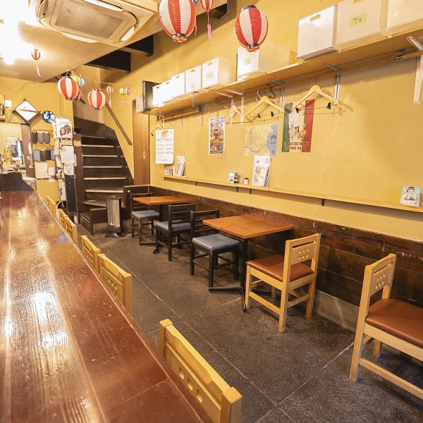 おひとり様でも気軽に利用できるカウンター席や少人数向けのテーブル席をご用意。プライベート感を大切にした配置で、周囲を気にせず楽しめます。落ち着いたライトや自然素材を活かした家具が心地よく、会話が弾む和やかな時間をお届けします。また、料理の香りを楽しみながら店主との会話も楽しめる特等席です◎