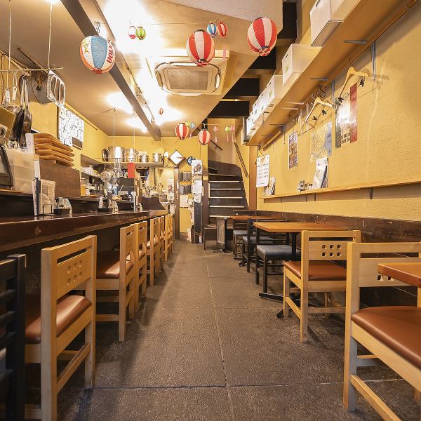 店内は木目と和を基調にした落ち着いた大人の雰囲気。隠れ家のようなロケーションながらアクセスは良好で、仕事終わりにも立ち寄りやすい設計です。柔らかな照明と程よい静けさが、ゆったりとした時間を演出。おもてなしの心を大切にし、快適に過ごせるようスタッフが対応します。日常を忘れられる空間で和みの時間を◎