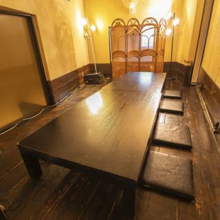 座敷をご用意。落ち着いた照明と木の温もりに包まれた空間は、団体様でもゆったりと寛げるよう配慮されています。各種お集まりや会食に最適で、カジュアルながらも上品な雰囲気が大切な時間を演出◎周囲を気にせず、心地よいひとときを心ゆくまでお過ごしください。