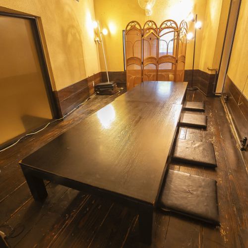 座敷をご用意。落ち着いた照明と木の温もりに包まれた空間は、団体様でもゆったりと寛げるよう配慮されています。各種お集まりや会食に最適で、カジュアルながらも上品な雰囲気が大切な時間を演出◎周囲を気にせず、心地よいひとときを心ゆくまでお過ごしください。