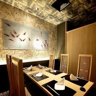 【各席違った雰囲気のデザイナーズ個室席】大人の為の落ち着いた雰囲気となっております。2名様~80名様までご利用可能な完全個室席は天神駅で接待や女子会、合コンなど各種宴会に最適なプライベート個室空間♪お得な宴会コースプランもご予算に合わせて3000円~ご用意。誕生日や記念日にお得なサプライズ特典もご用意◎◎ 