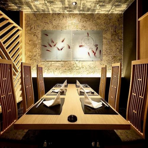 【各席違った雰囲気のデザイナーズ個室席】大人の為の落ち着いた雰囲気となっております。2名様~180名様までご利用可能な完全個室席は天神駅で接待や女子会、合コンなど各種宴会に最適なプライベート個室空間♪お得な宴会コースプランもご予算に合わせて3000円~ご用意。誕生日や記念日にお得なサプライズ特典もご用意◎◎