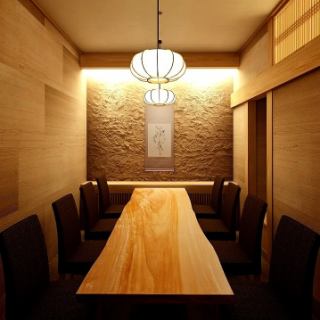 【各席違った雰囲気のデザイナーズ個室席】大人の為の落ち着いた雰囲気となっております。2名様~100名様までご利用可能な完全個室席は天神駅での接待や女子会合コンなど各種宴会に最適なプライベート個室空間♪お得な宴会コースプランもご予算に合わせて3000円~ご用意。誕生日や記念日にお得なサプライズ特典もご用意◎◎