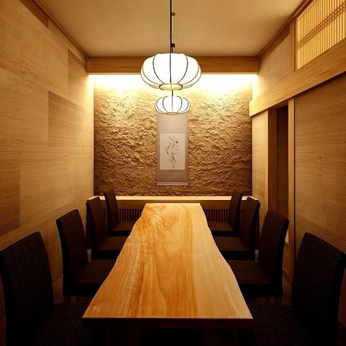 【各席違った雰囲気のデザイナーズ個室席】大人の為の落ち着いた雰囲気となっております。2名様~100名様までご利用可能な完全個室席は天神駅での接待や女子会合コンなど各種宴会に最適なプライベート個室空間♪お得な宴会コースプランもご予算に合わせて3000円~ご用意。誕生日や記念日にお得なサプライズ特典もご用意◎◎