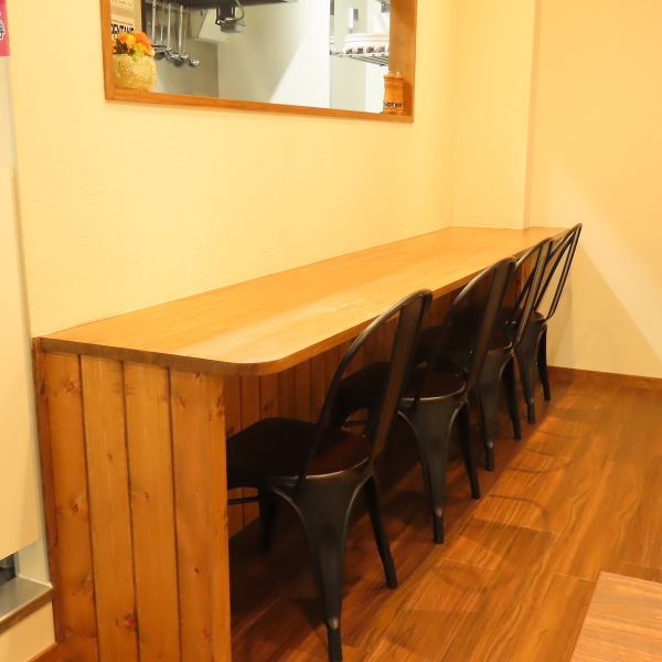 当店のカウンター席はお一人様大歓迎です。目の前で繰り広げられる調理の風景を楽しみながら、美味しい料理を味わえます。シェフの手さばきを間近で見ることができ、食事がより特別な体験に。気軽にお立ち寄りいただき、ゆったりとしたひとときをお過ごしください。お待ちしております！