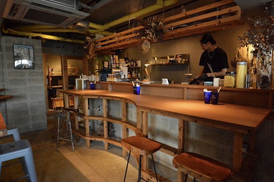 おしゃれなカウンター席をご用意しております。お一人様はもちろん、カップルにもおすすめのお席です！落ち着いた色合いが作るゆったりとした店内で、ごゆっくりお寛ぎくださいませ。