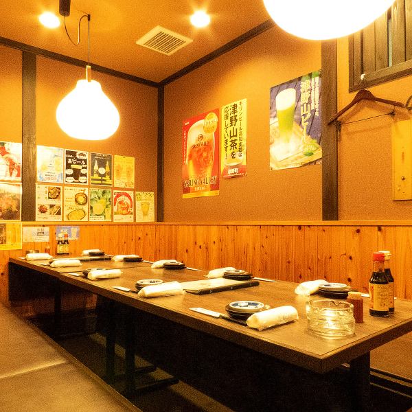 We have private rooms that can accommodate from a small number of people to a maximum of 10 people.We will prepare seats according to the number of people, so please feel free to contact us first.(Smoking is allowed in all seats) *The room in the photo is the largest private room.It can accommodate 7 to 10 people (up to 12 people when packed).