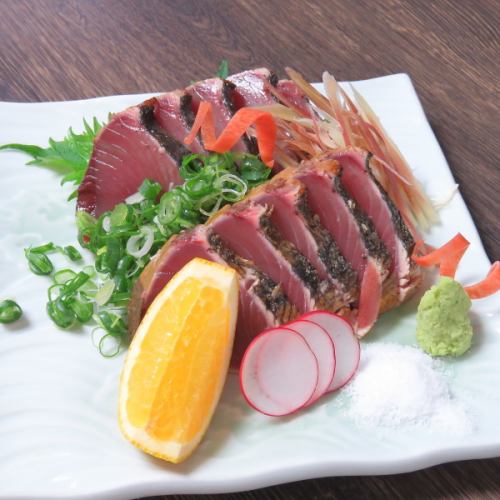 Salt-seared bonito grilled with straw
